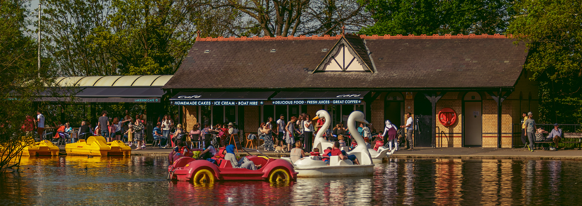 Food and drink boating at the lake cafe